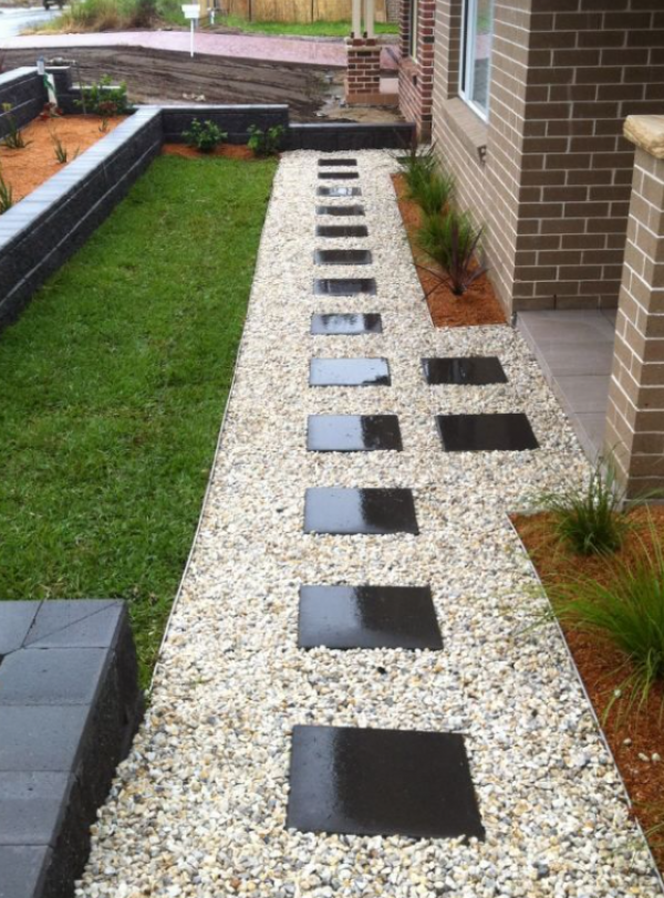 Taman skandinavia dengan rumput gundul dan batu kerikil putih